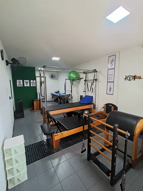 Estúdio de Pilates e fisioterapia no Centro de Uberlândia, equipado com Reformer, Cadillac, Ladder Barrel e Chair.